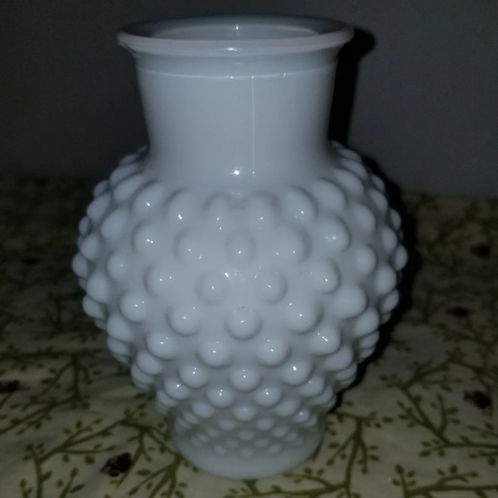 Elegant Vintage Fenton Milk Glass White Hobnail Vase Approx 5 Inch